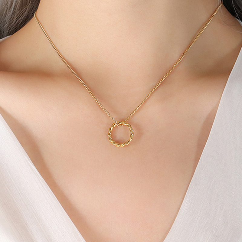 Collar encantador de acero al titanio para mujer