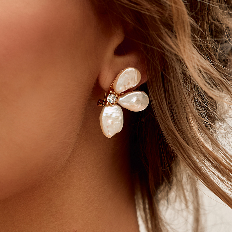 Exquisite Romantic Ladies' Alloy Earrings with Cubic Zirconia Pearl
