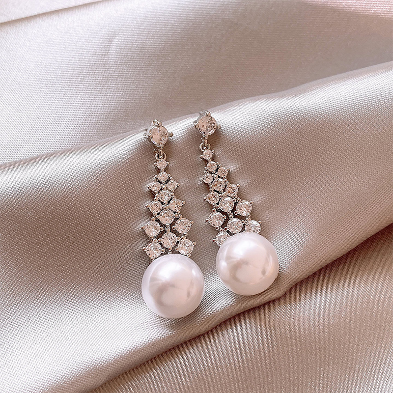 Pendientes atractivos de aleación con perlas de imitación y strass para mujer