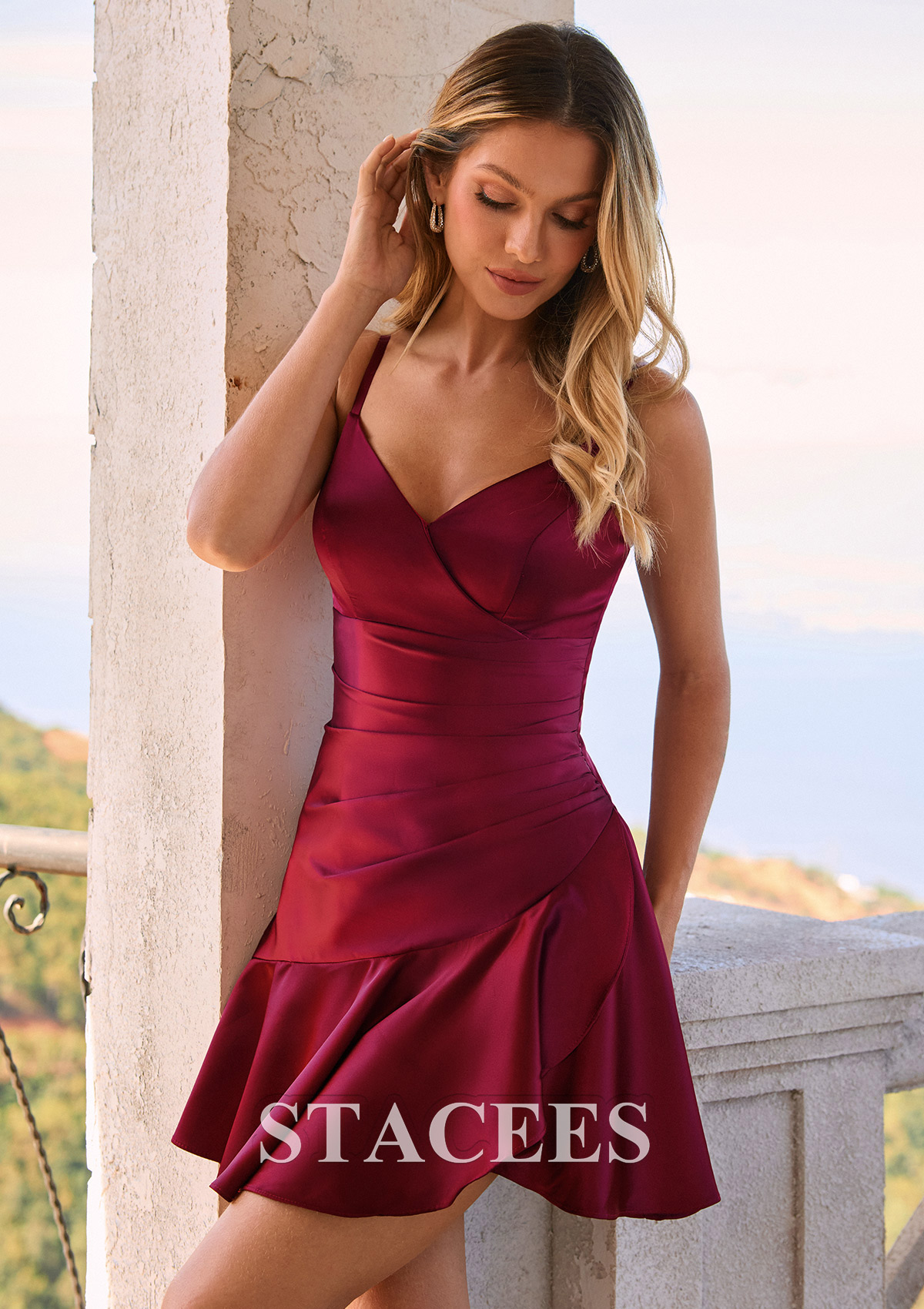 Bordeaux Trapèze col en v satin courte/mini robe de fête de la rentré avec plissé - STACEES