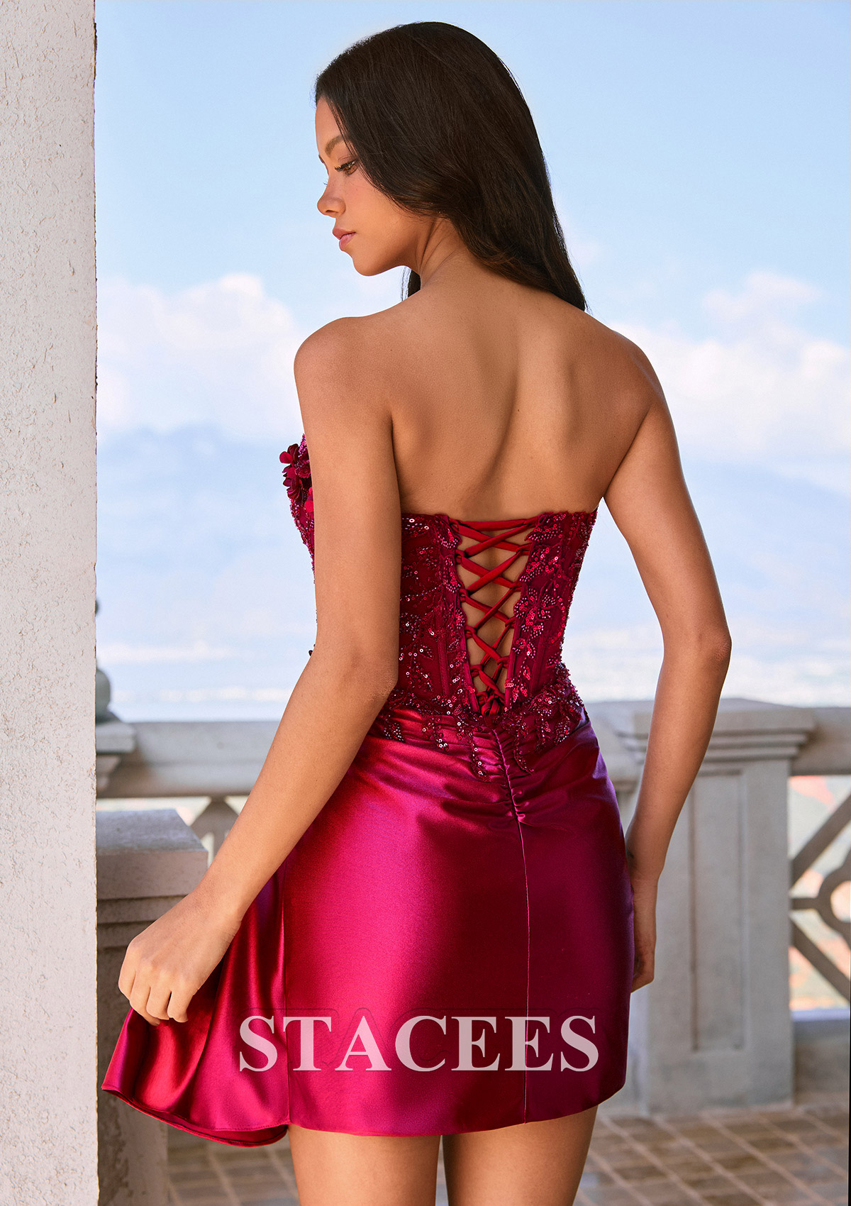 Bordeaux Fourreau col en v satin soyeux courte/mini robe de fête de la rentré avec fleurs paillettes drapé latéral - STACEES