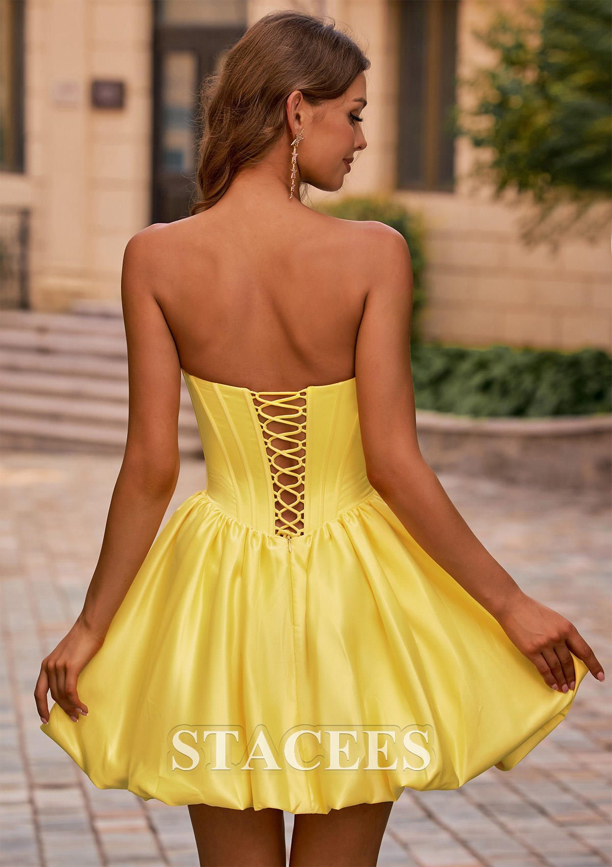 Jonquille Robe trapèze carrée satin courte/mini robe de fête de la rentré avec plissé - STACEES