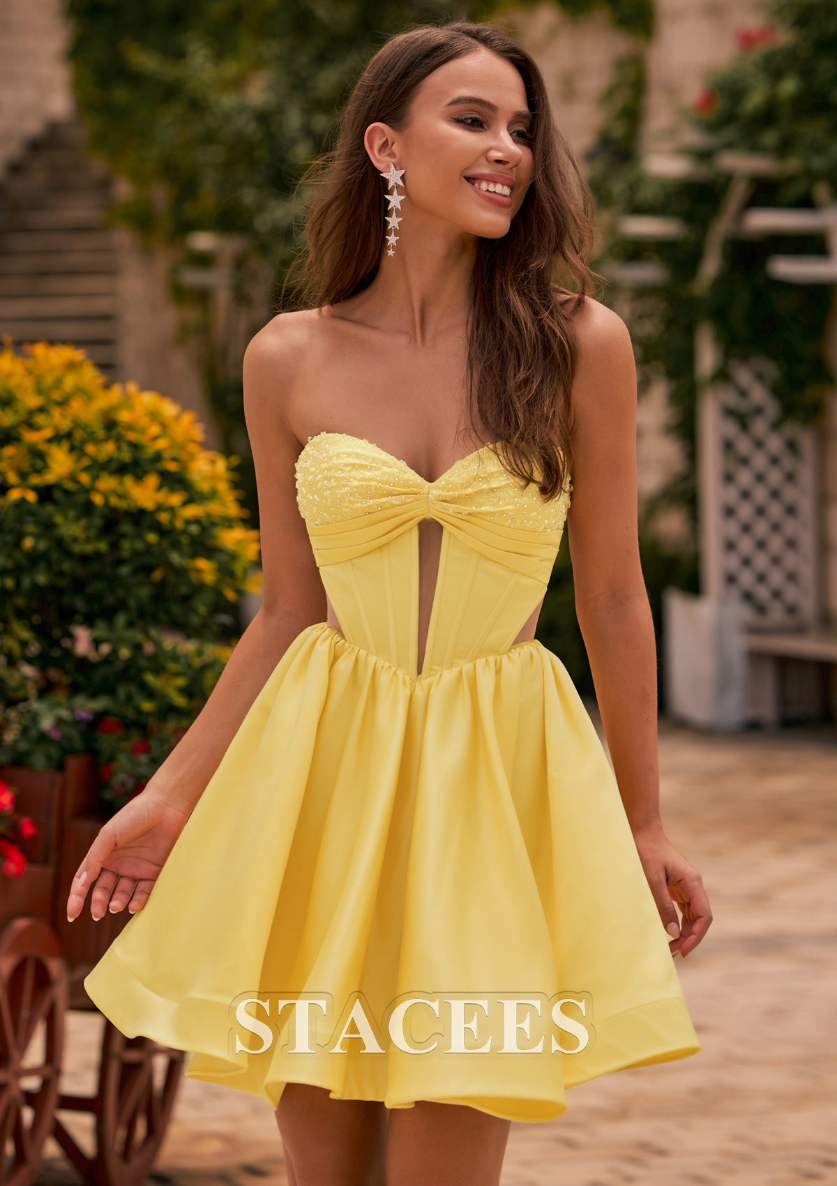 Jonquille Robe trapèze cache coeur satin courte/mini robe de fête de la rentrée avec perles trou de serrure - STACEES