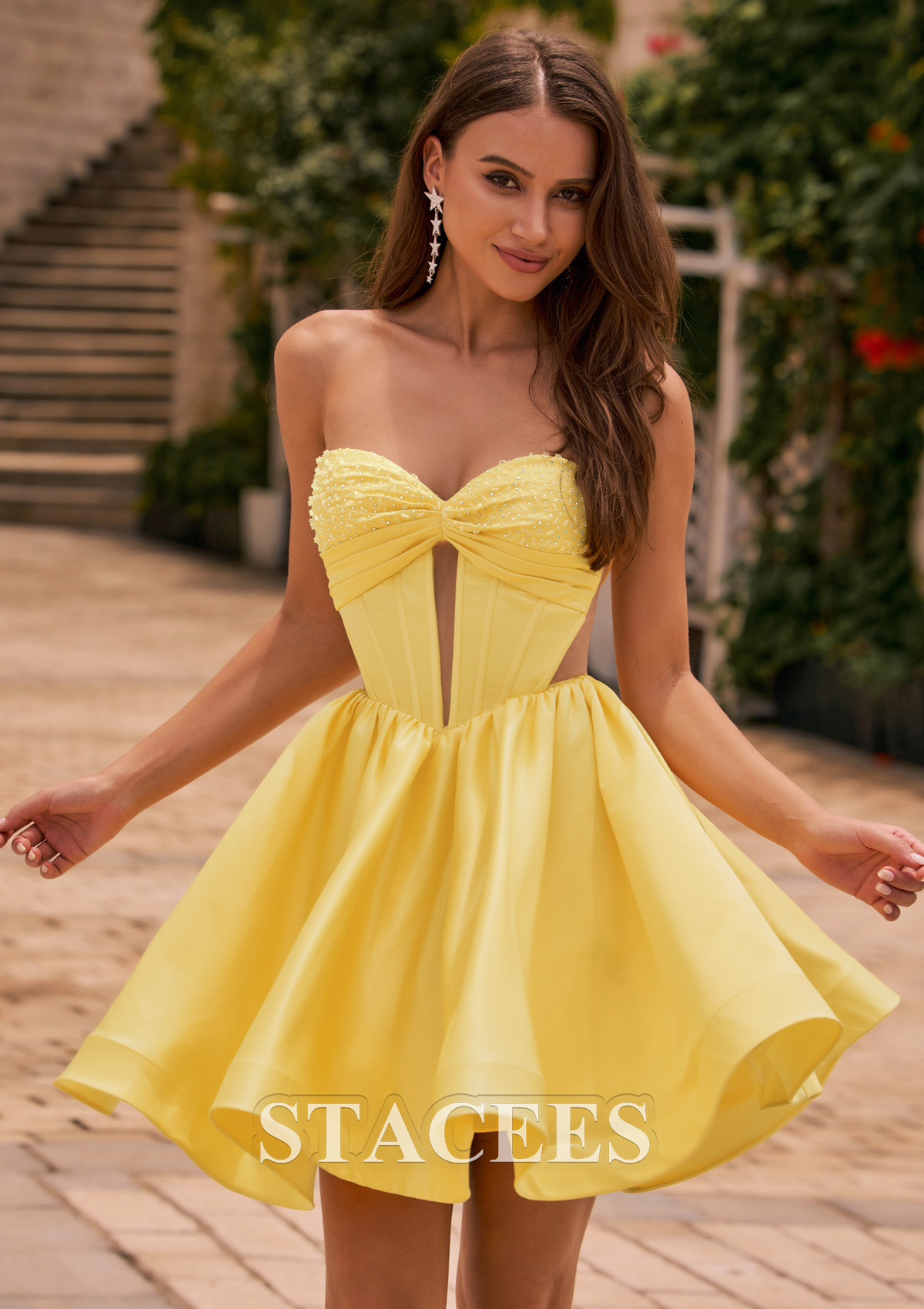 Jonquille Robe trapèze cache coeur satin courte/mini robe de fête de la rentrée avec perles trou de serrure - STACEES