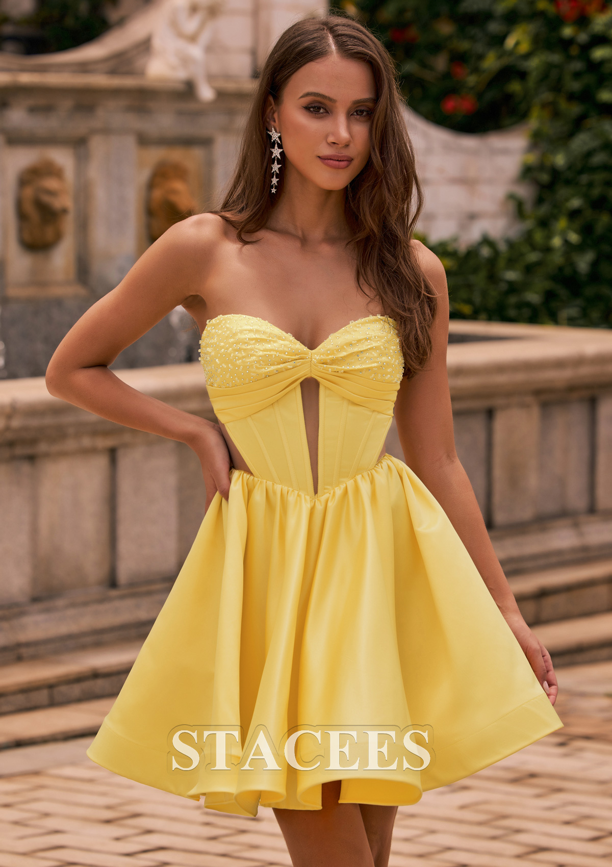 Jonquille Robe trapèze cache coeur satin courte/mini robe de fête de la rentrée avec perles trou de serrure - STACEES