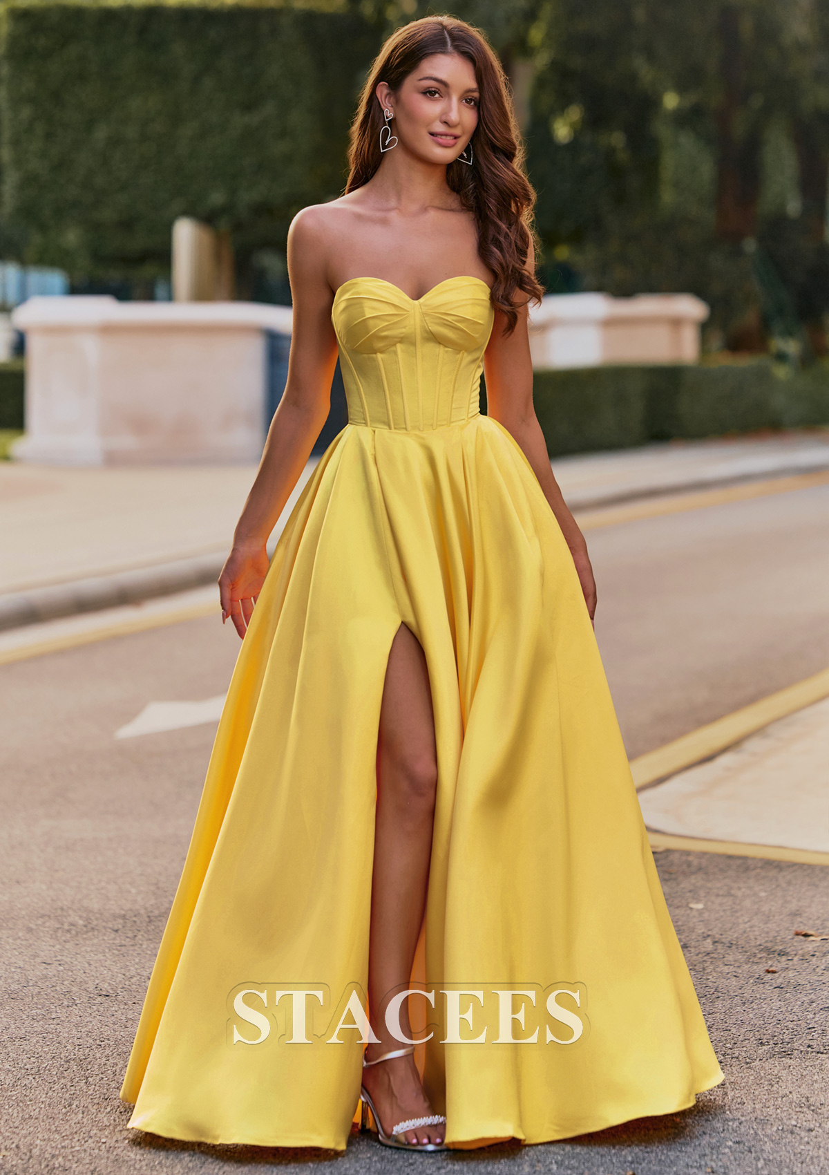 Jonquille Trapèze cache coeur satin longueur ras du sol robe de bal avec plissé poches fendue - STACEES