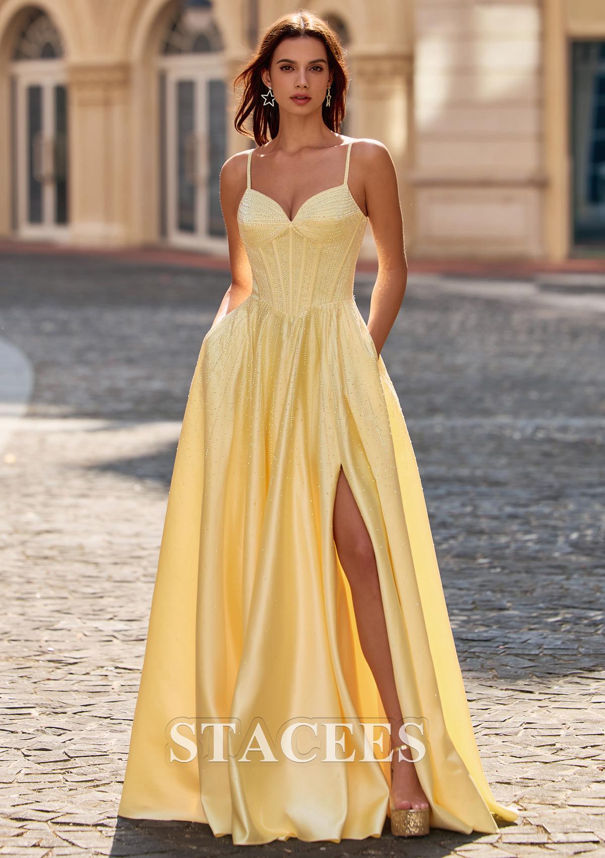Jonquille Trapèze col en v satin longueur ras du sol robe de bal avec strass thermocollant poches - STACEES