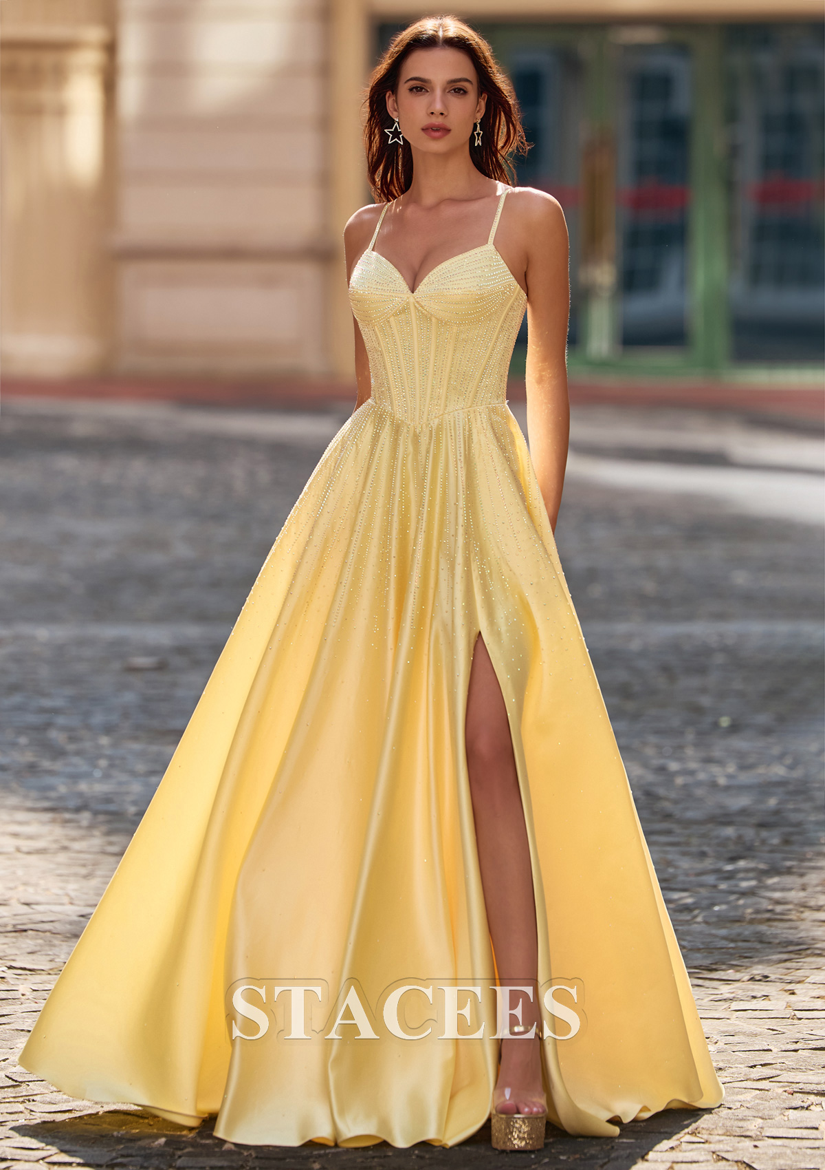 Jonquille Trapèze col en v satin longueur ras du sol robe de bal avec strass thermocollant poches - STACEES
