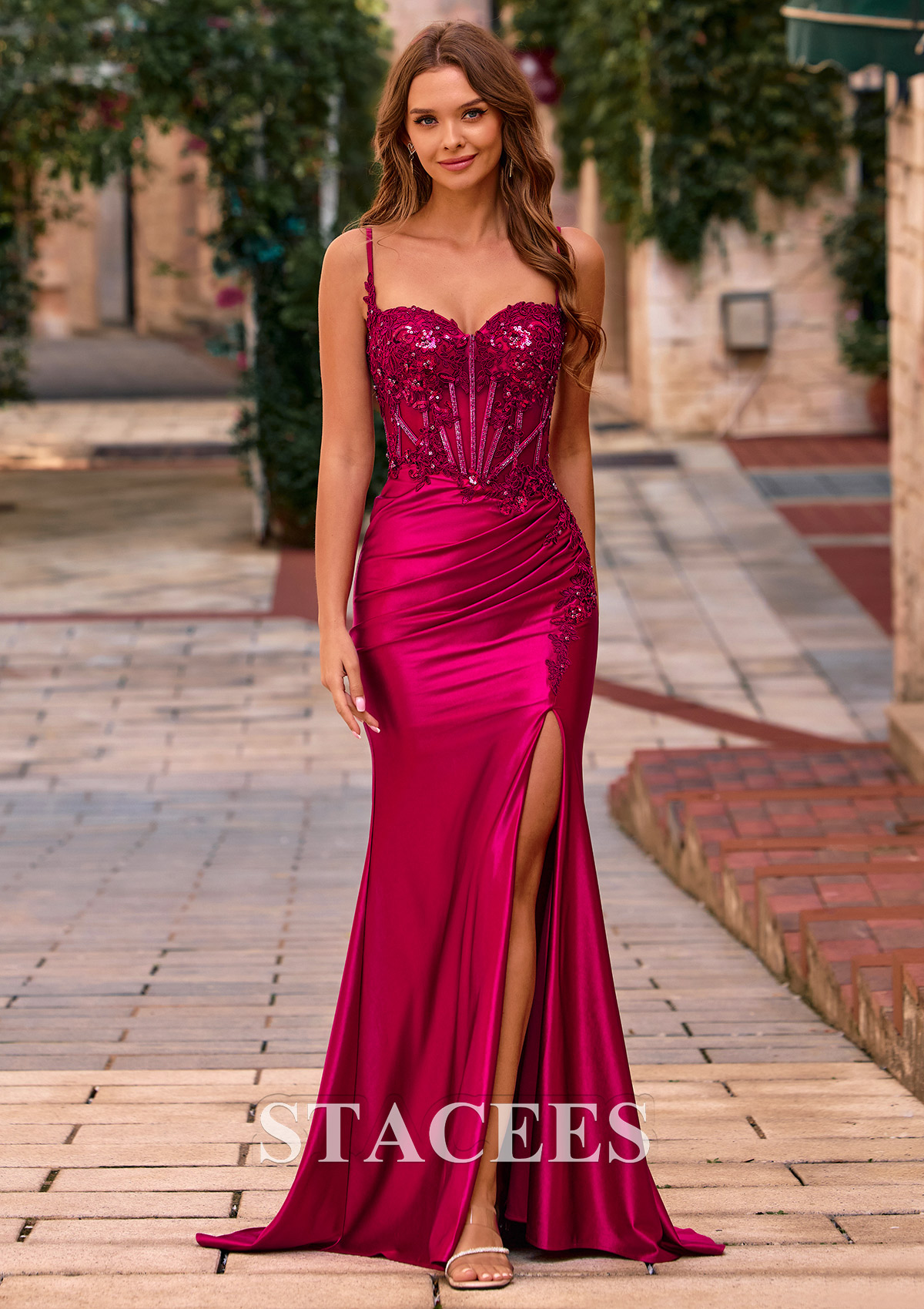 Bordeaux Fourreau col en v soie comme du satin traîne balayage robe de bal avec plissé paillettes fendue - STACEES