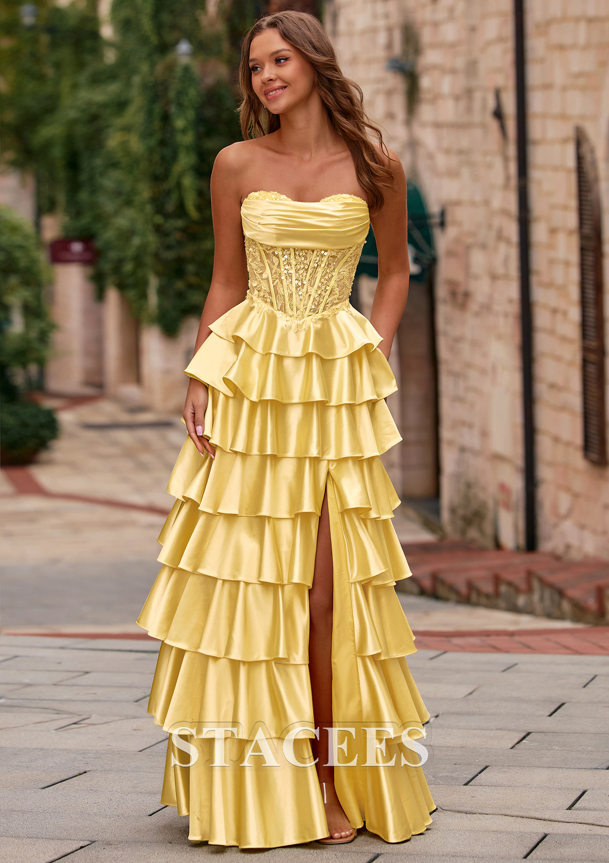 Jonquille Trapèze cache coeur soie comme du satin longueur ras du sol robe de bal avec appliqué volants - STACEES