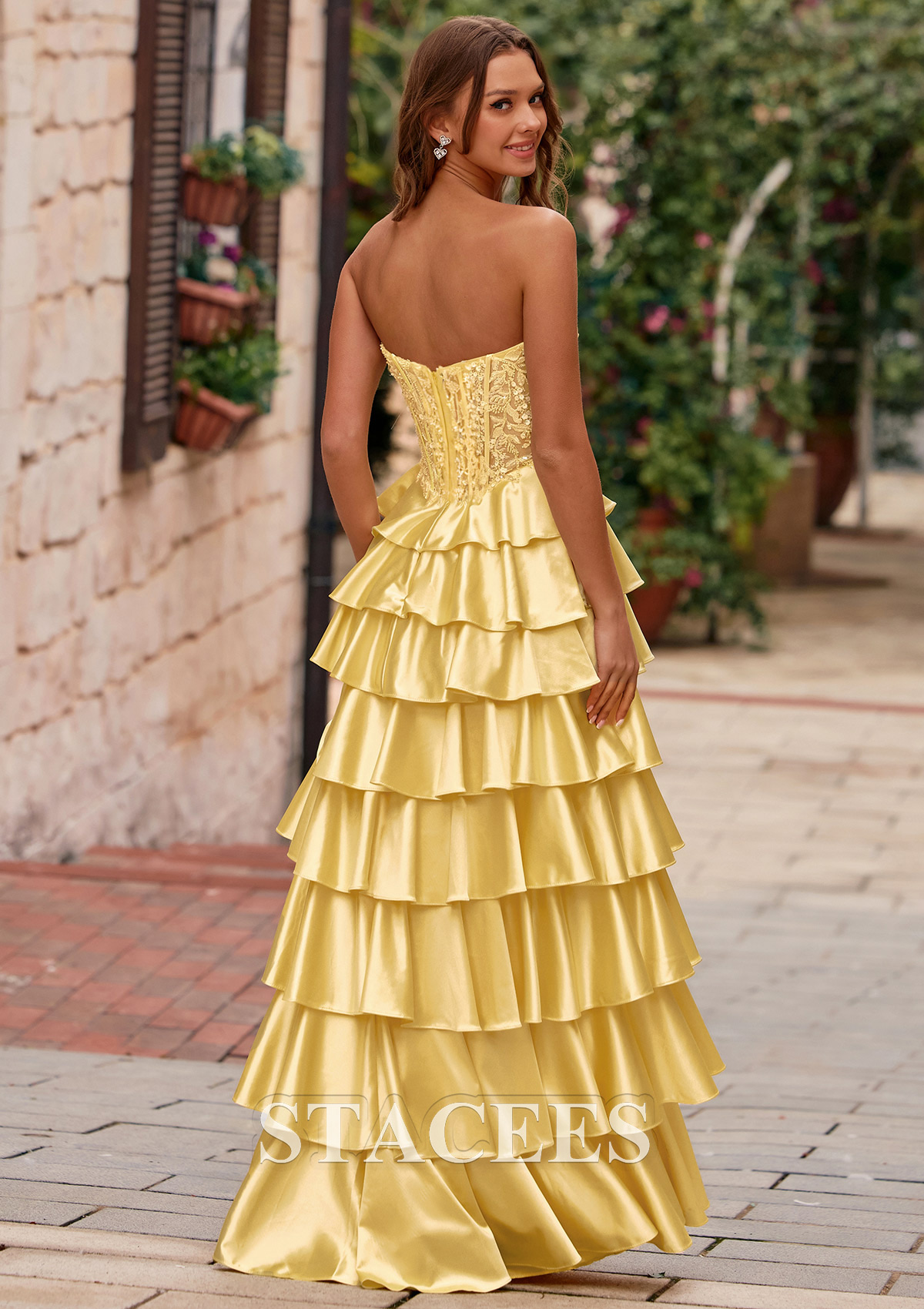 Jonquille Trapèze cache coeur soie comme du satin longueur ras du sol robe de bal avec appliqué volants - STACEES