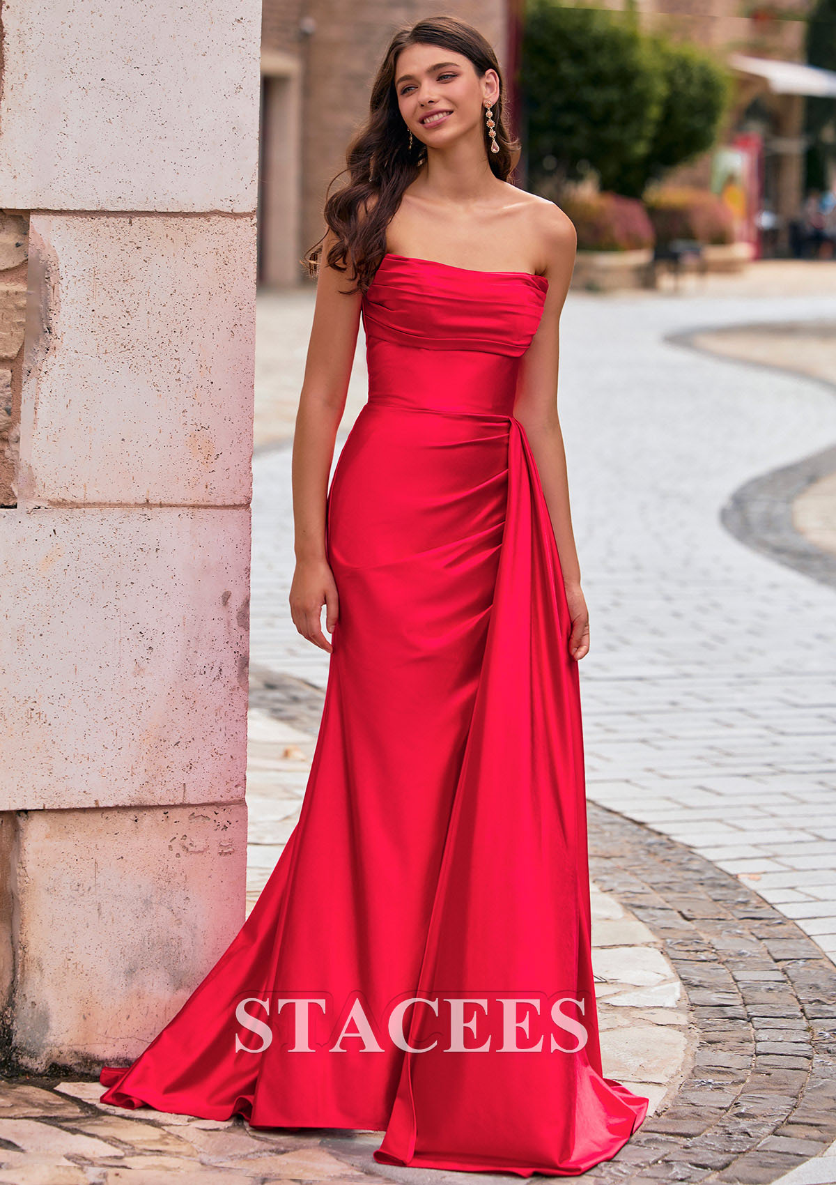 Rouge Fourreau carrée soie comme du satin traîne balayage robe de bal avec plissé drapé latéral - STACEES