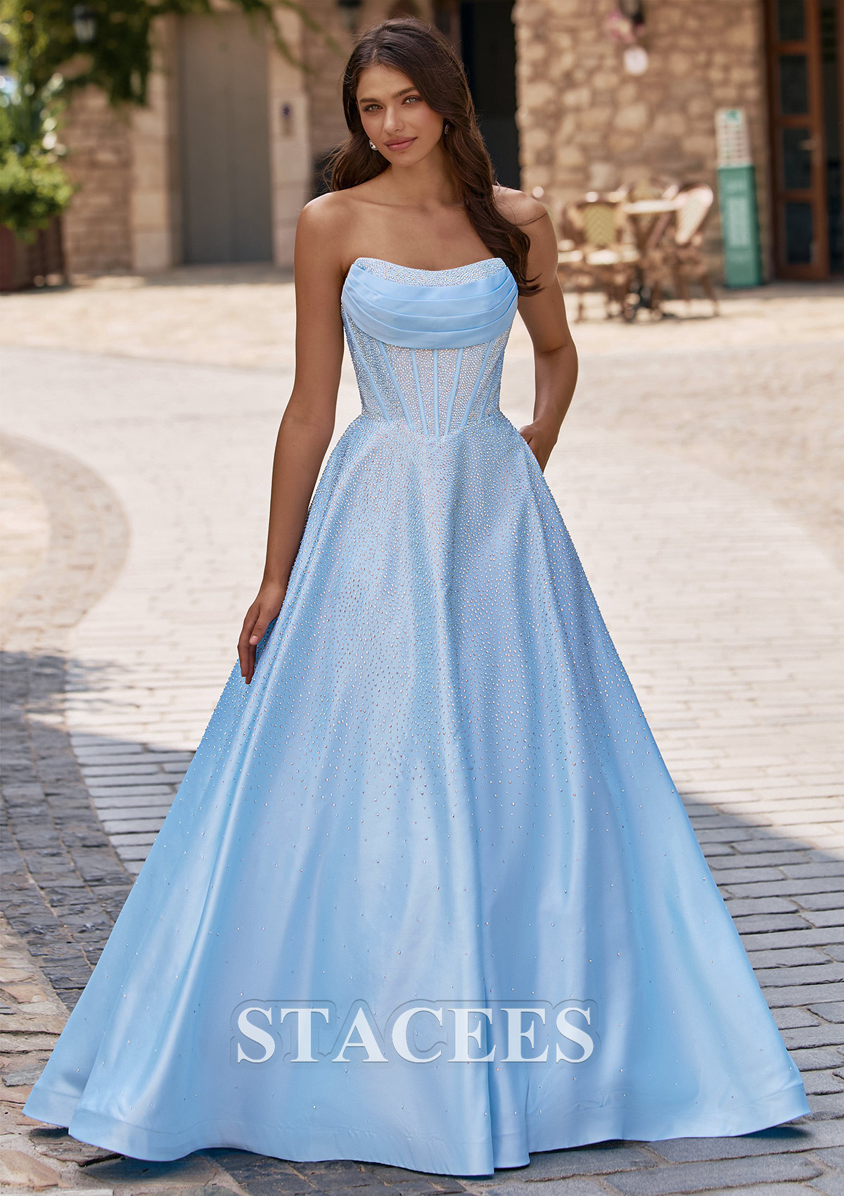 Bleu Ciel Trapèze scoop satin longueur ras du sol robe de bal avec strass thermocollant plissé poches - STACEES