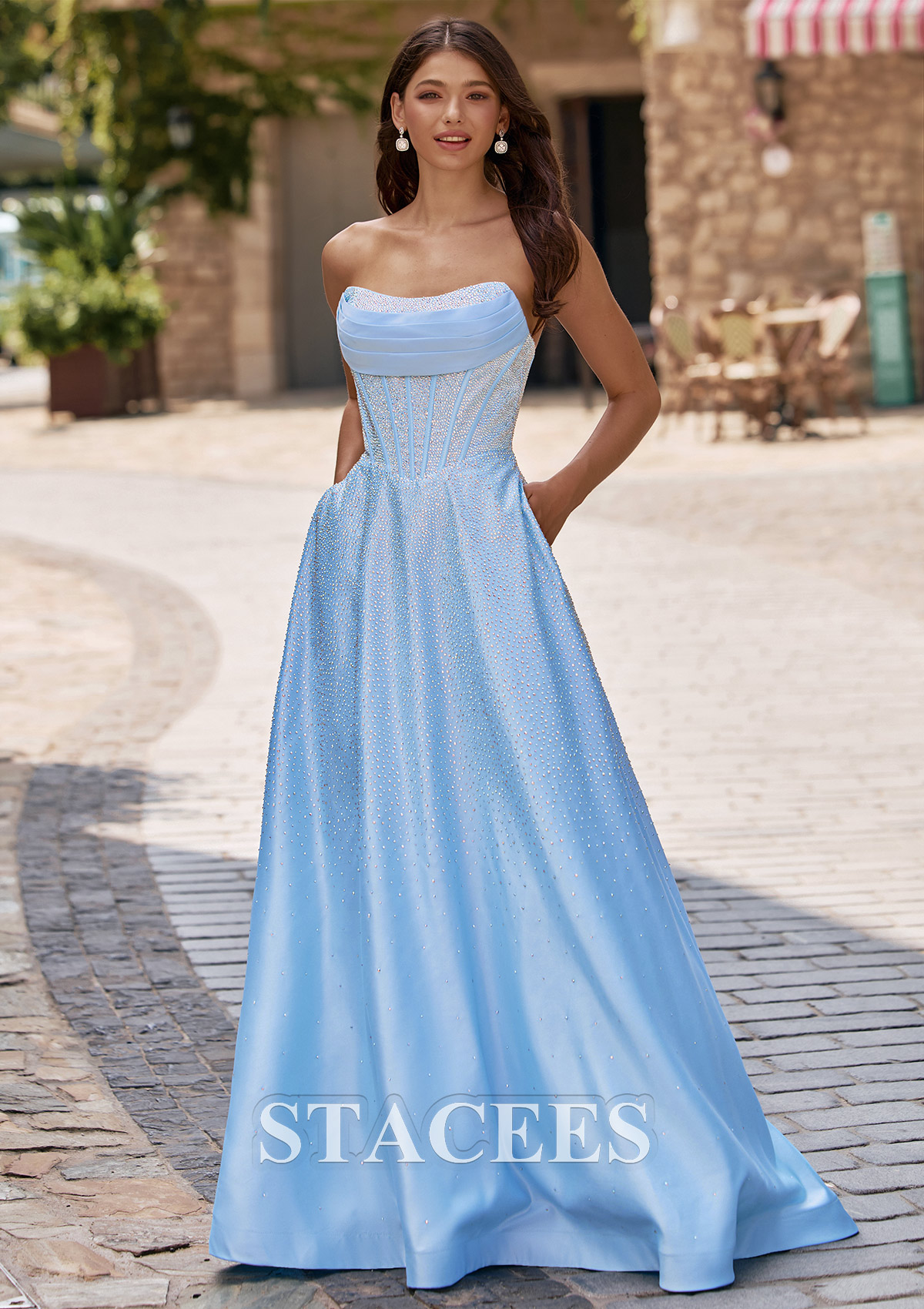Bleu Ciel Trapèze scoop satin longueur ras du sol robe de bal avec strass thermocollant plissé poches - STACEES